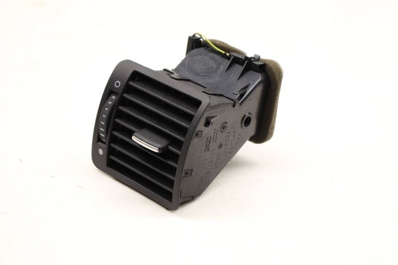 Dash Air Vent 4D0820902J — Used (SKU 485527)