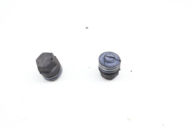 Hood Stop Jounce Bumper Set 4B0823481 — Used (SKU 688197)