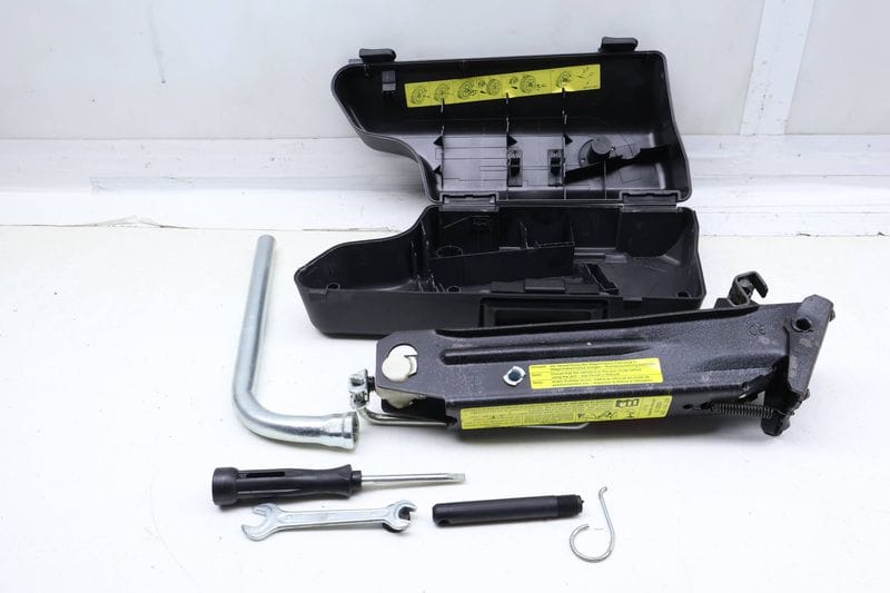 Tool Kit / Jack 4Z7012113 — Used (SKU 688241)