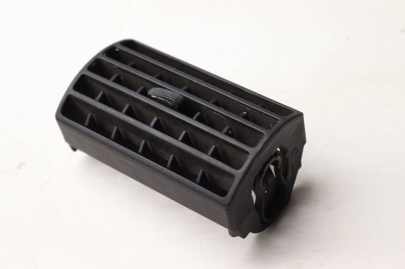 Dash Center Air Vent 701819707B — Used (SKU 508497)
