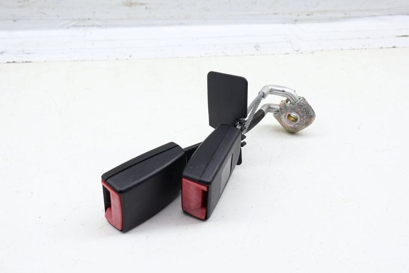 Seatbelt / Seat Belt Double Buckle Receiver 3B0857739C — Used (SKU 702183)