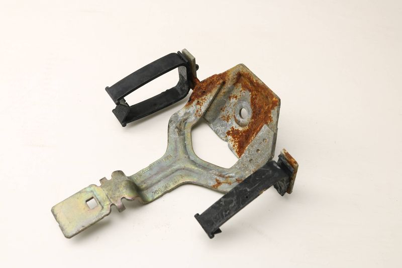Battery Tie Down / Clamp 7D0915303A — Used (SKU 396535)