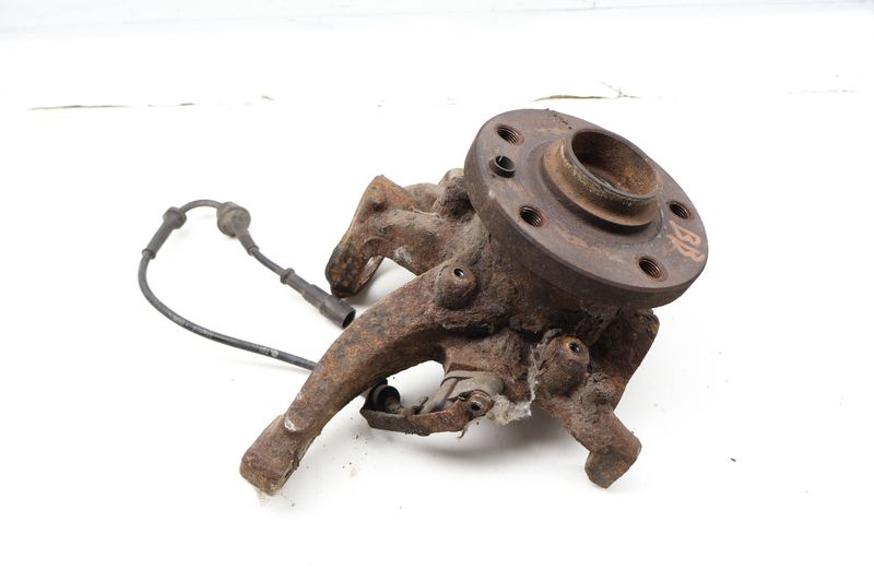 Spindle Knuckle w/ Wheel Bearing 7D0407258D — Used (SKU 717884)