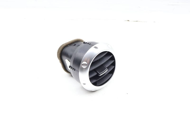 Dash Air Vent 8N0820901A — Used (SKU 685256)