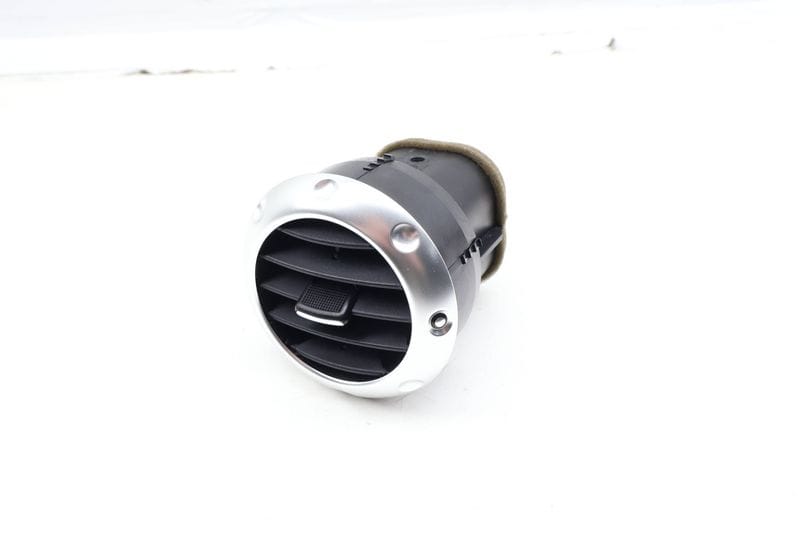 Dash Air Vent 8N0820901A — Used (SKU 685258)