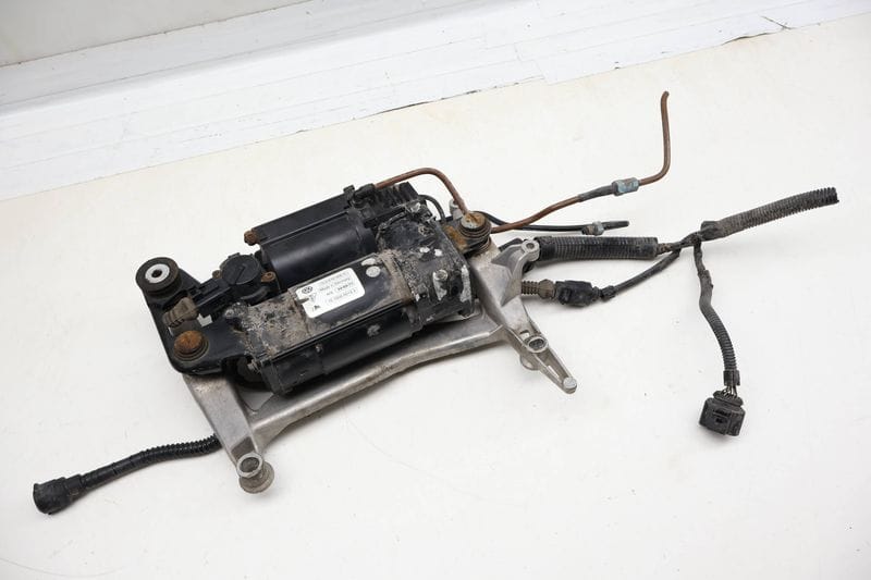 Air Suspension Compressor 7L0616006C — Used (SKU 714925)