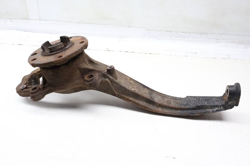 Spindle Knuckle w/ Wheel Bearing 7L0407258A — Used (SKU 714904)