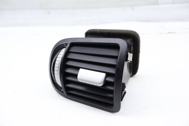 Dash Air Vent 7L5819703A — Used (SKU 714732)