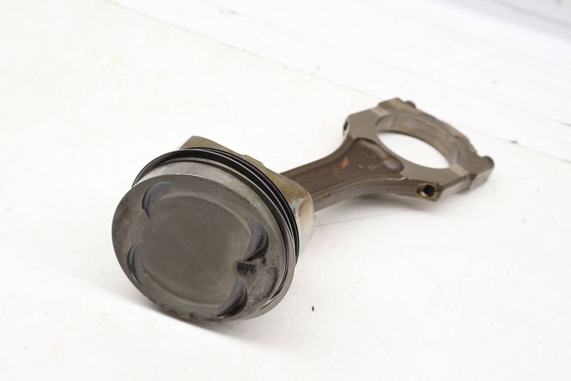 Piston / Connecting Rod — Used (SKU 735497)