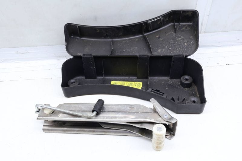Scissor Jack w/ Case 4E0012146C — Used (SKU 681315)