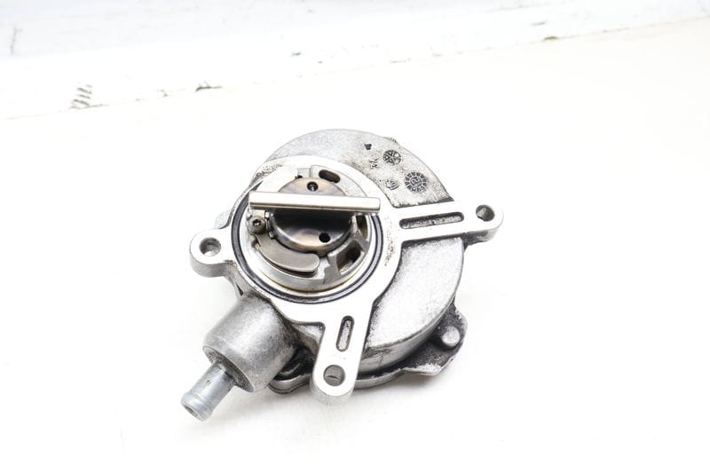 Brake Vacuum Pump 11667545384 — Used (SKU 670146)