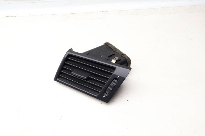 Dash Air Vent 64223400075 — Used (SKU 646631)