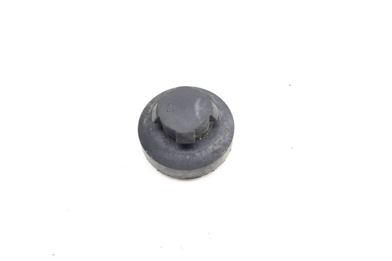 Lower Radiator Rubber Mount 8D0121275 — Used (SKU 653416)