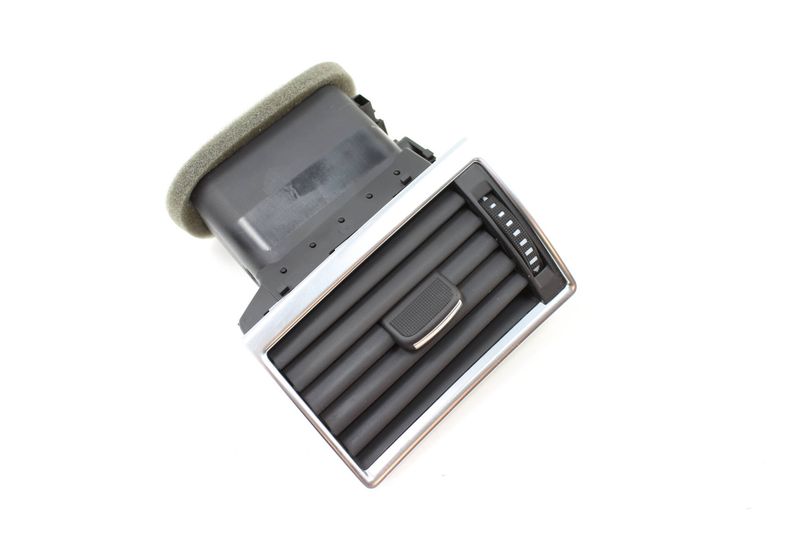 Dash Air Vent 4E0820901 — Used (SKU 184470)