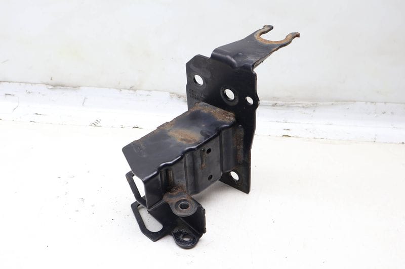 Bumper Impact Beam Mount Bracket 4L0807134A — Used (SKU 671346)