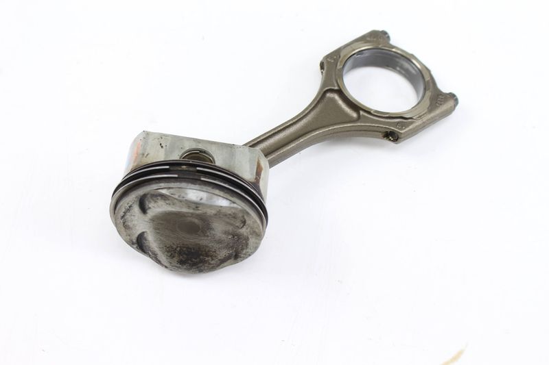 Piston / Connecting Rod 079107066DC — Used (SKU 217018)