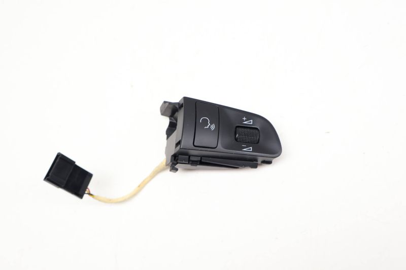 Steering Wheel Control Switch / Button 4F0951527D — Used (SKU 717067)