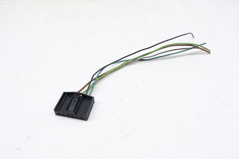 Outer Tail Light Wiring Harness Connector / Pigtail 6984754 — Used (SKU 682563)