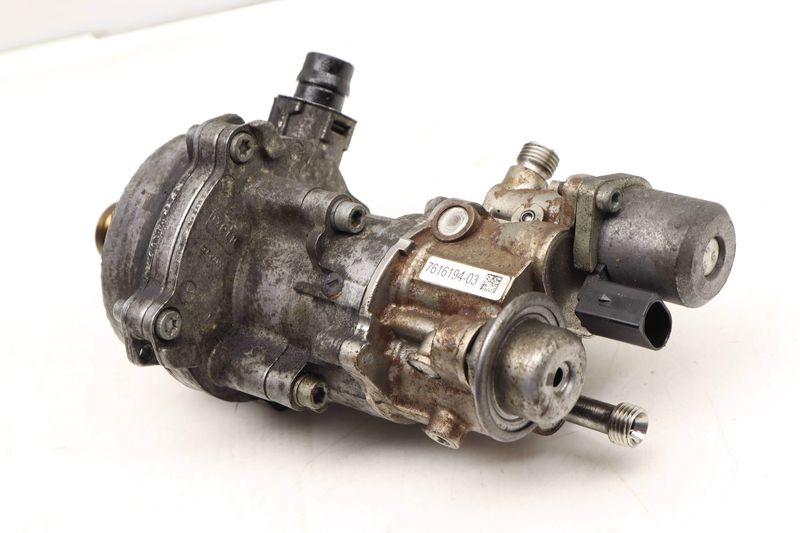 Vacuum Pump 11667519458 — Used (SKU 444883)