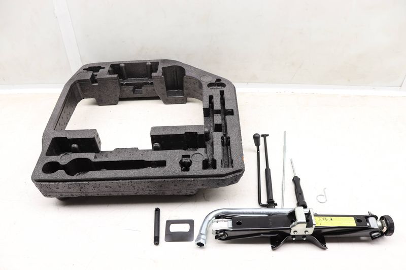 Tool Kit w/ Jack 8T0012109A — Used (SKU 554557)
