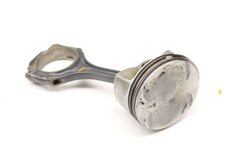 Piston w/ Connecting Rod 2720302217 — Used (SKU 594957)