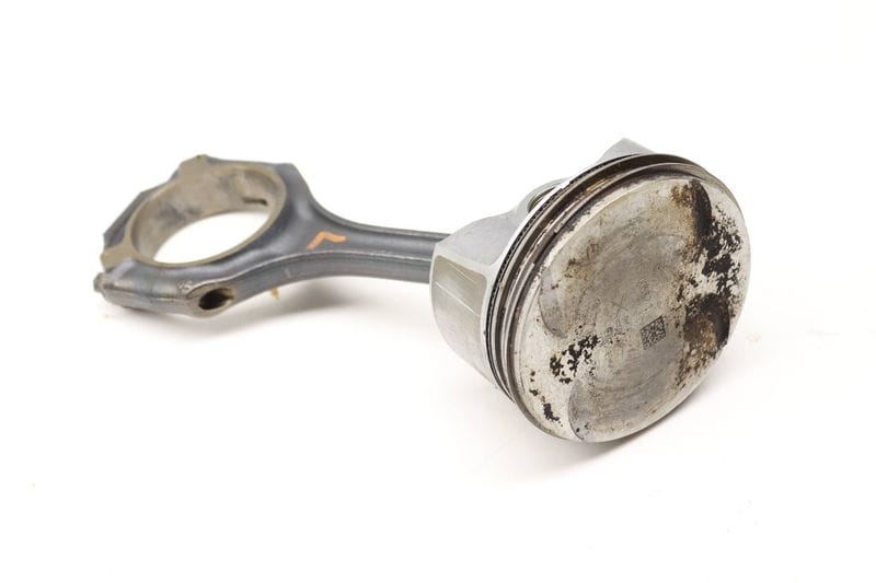 Piston w/ Connecting Rod 2720302217 — Used (SKU 594959)