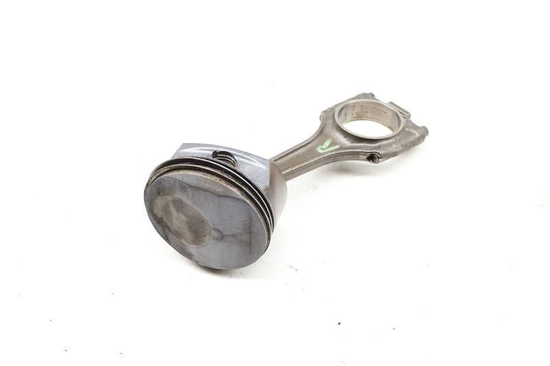Piston / Connecting Rod 94810305822 — Used (SKU 643008)