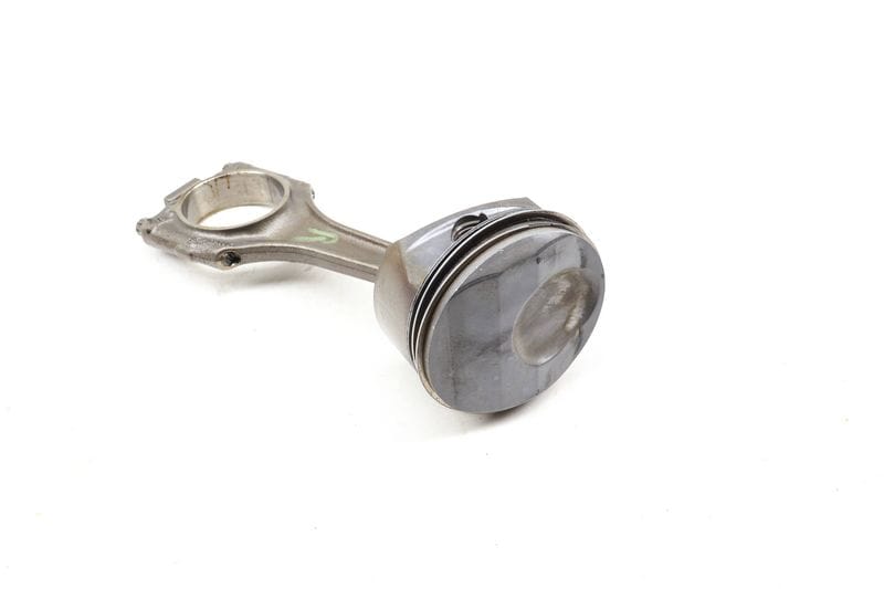 Piston / Connecting Rod 94810305822 — Used (SKU 643011)