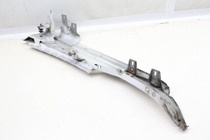 Upper Fender Mount / Bracket 4L0805157B — Used (SKU 631811)
