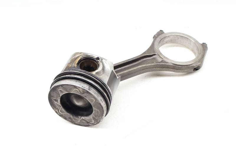 Piston w/ Connecting Rod 059107065DG — Used (SKU 649735)