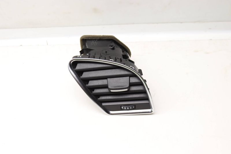 Dash Air Vent 8T1820902C — Used (SKU 588133)