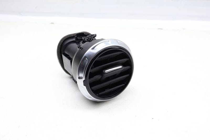 Dash Air Vent 8J0820901E — Used (SKU 677151)