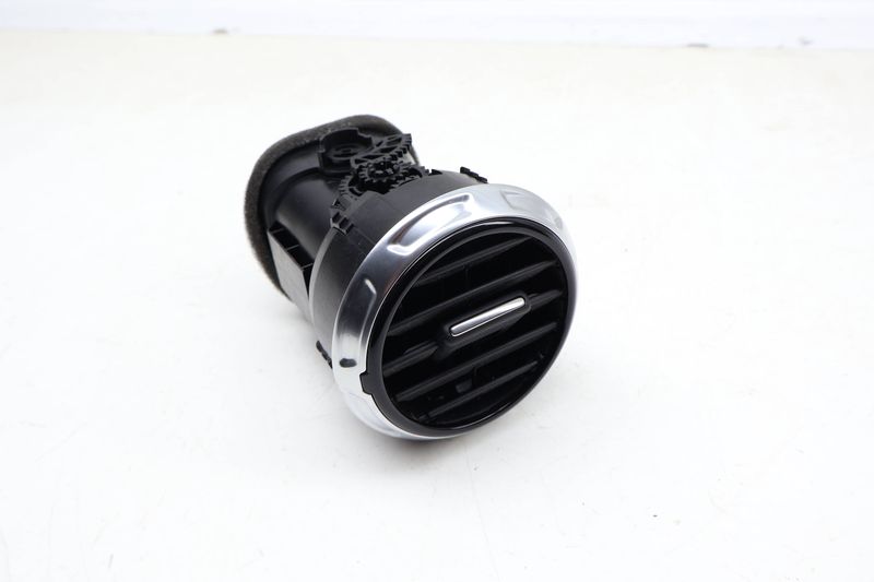 Dash Air Vent 8J0820901E — Used (SKU 677152)