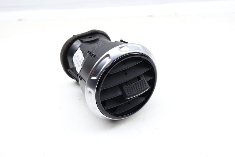 Dash Air Vent 8J0820901E — Used (SKU 677155)