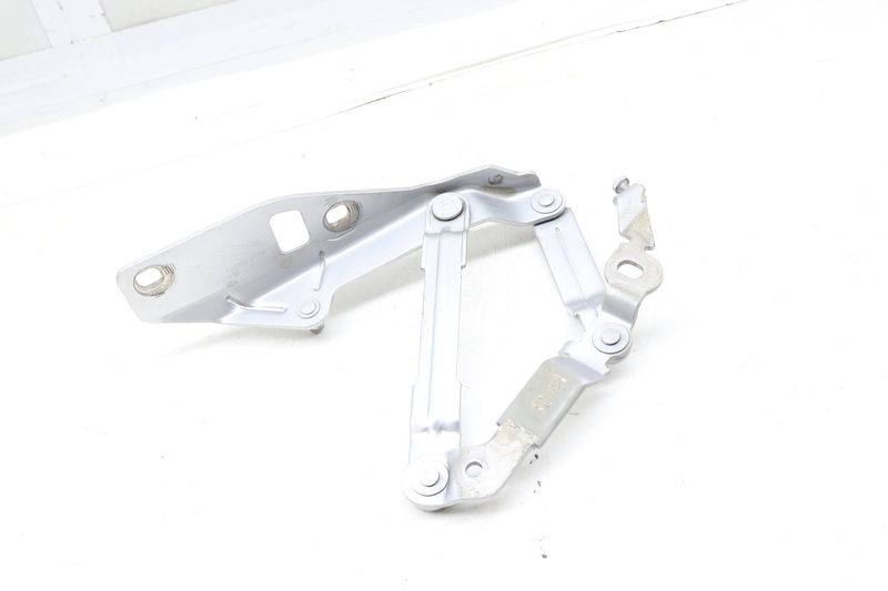 Hood Hinge 8J0823302H — Used (SKU 677319)
