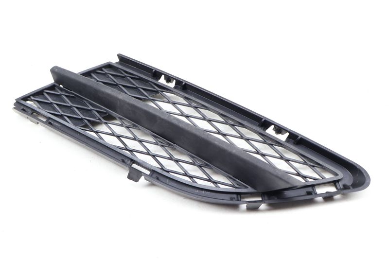 Bumper Grille 51117198901 — Used (SKU 654607)