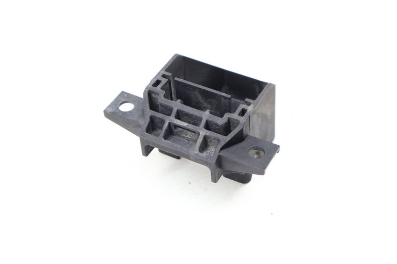 Lower Radiator Mount / Bracket 17117591647 — Used (SKU 654533)