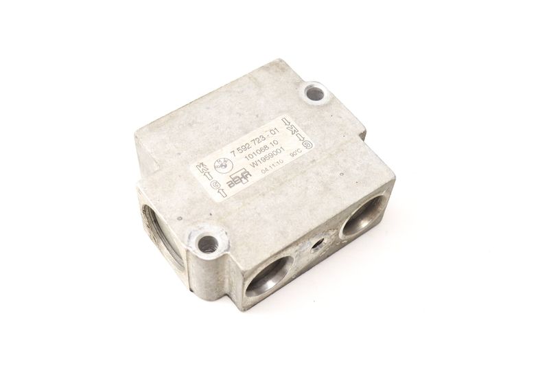 Transmission Oil Cooler Line Block 17227592723 — Used (SKU 458311)