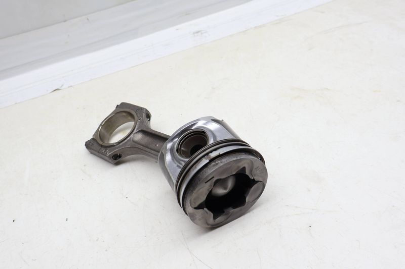 Piston w/ Connecting Rod 11257799883 — Used (SKU 674259)