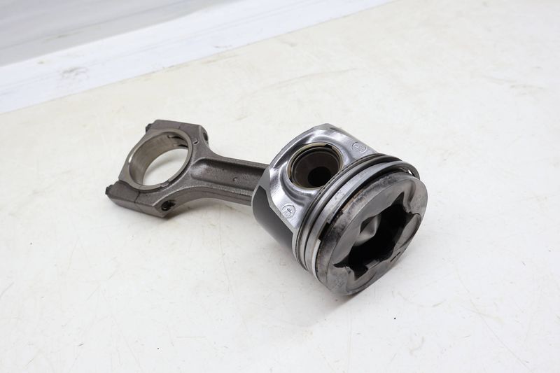 Piston w/ Connecting Rod 11257799883 — Used (SKU 674262)