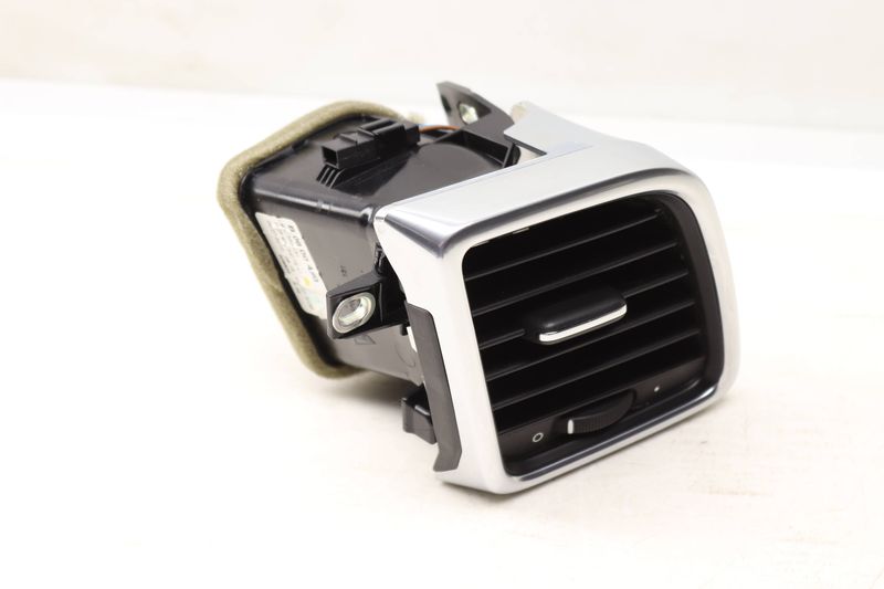 Dash Air Vent 97055213101 — Used (SKU 543457)