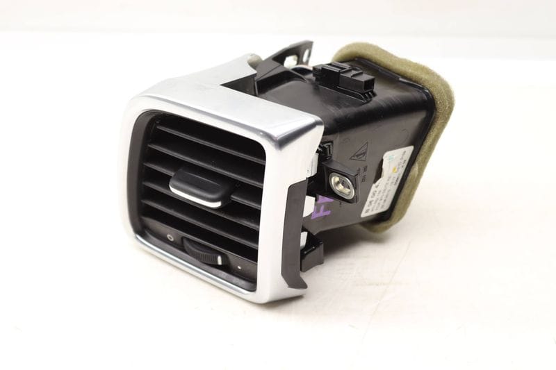 Dash Air Vent 97055213201 — Used (SKU 543458)