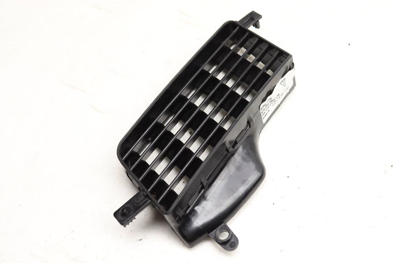 Upper Center Dash Air Vent 97055217600 — Used (SKU 543383)