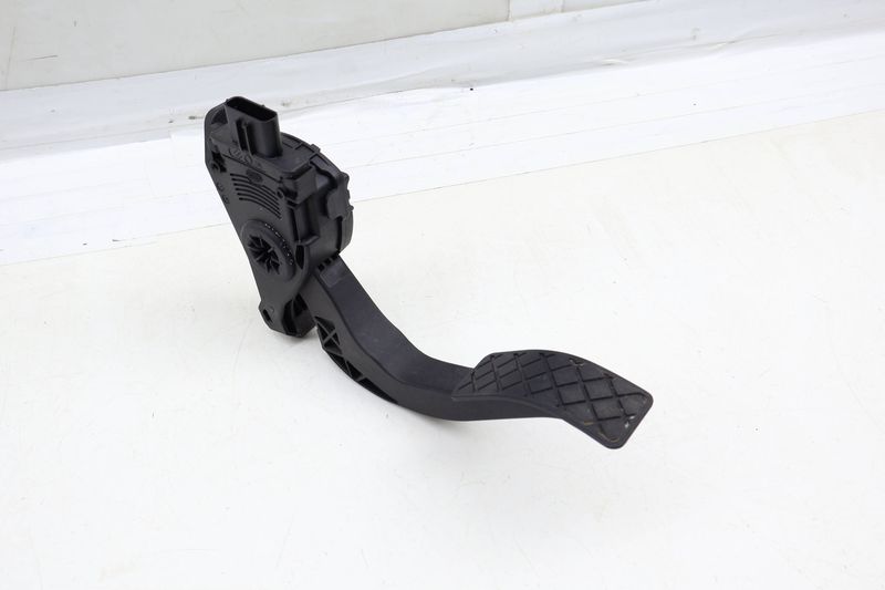Gas Pedal / Accelerator Module 8K1723523A — Used (SKU 689165)