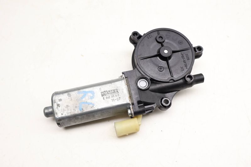 Convertible Quarter Window Motor 8F0959811 — Used (SKU 689366)
