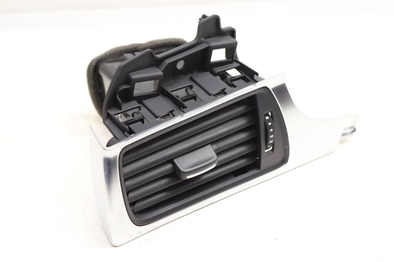 Dash Air Vent w/ Trim 4G1820901C — Used (SKU 548881)