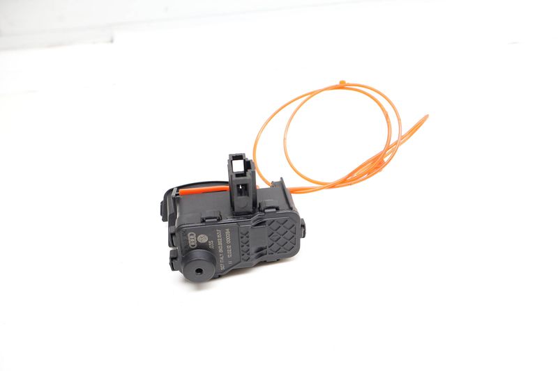 Fuel / Gas Door Lock Actuator 8K0862153F — Used (SKU 722781)