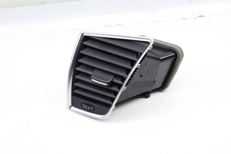 Dash Air Vent 8R1820901G — Used (SKU 637538)