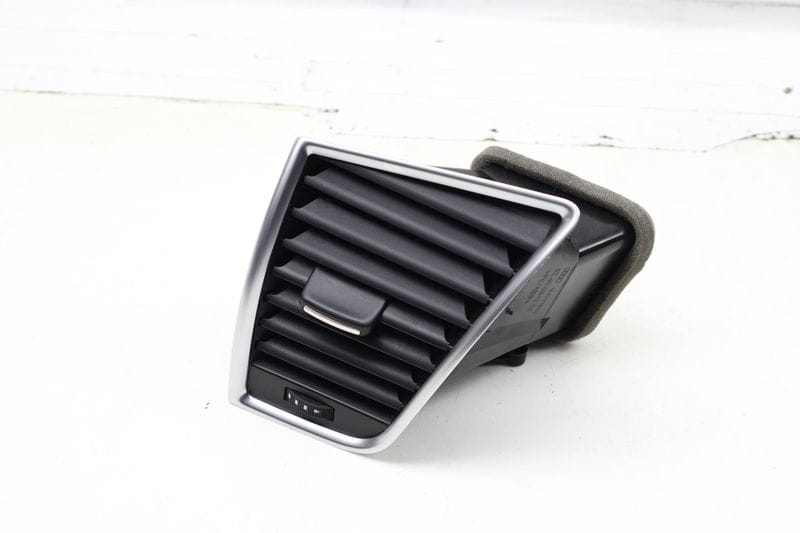 Dash Air Vent 8R1820901G — Used (SKU 722638)