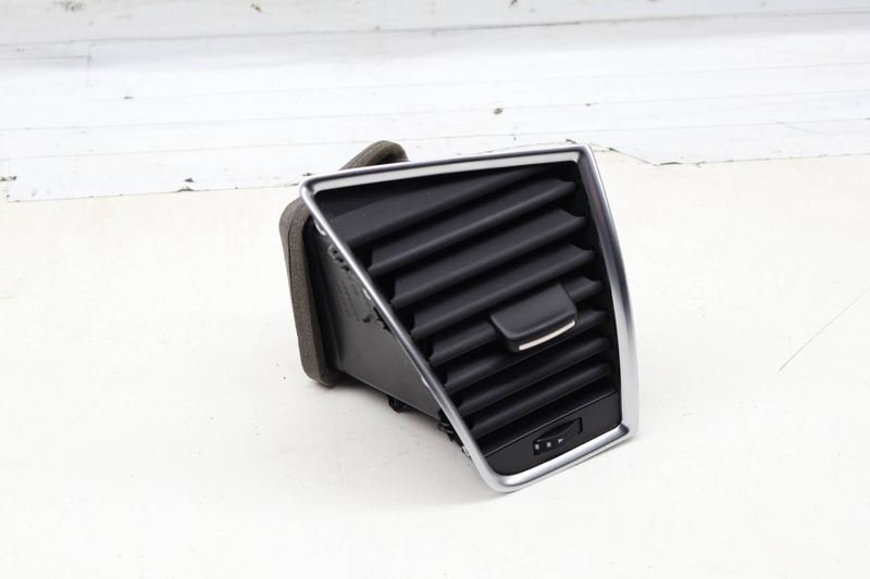 Dash Air Vent 8R1820902G — Used (SKU 722639)